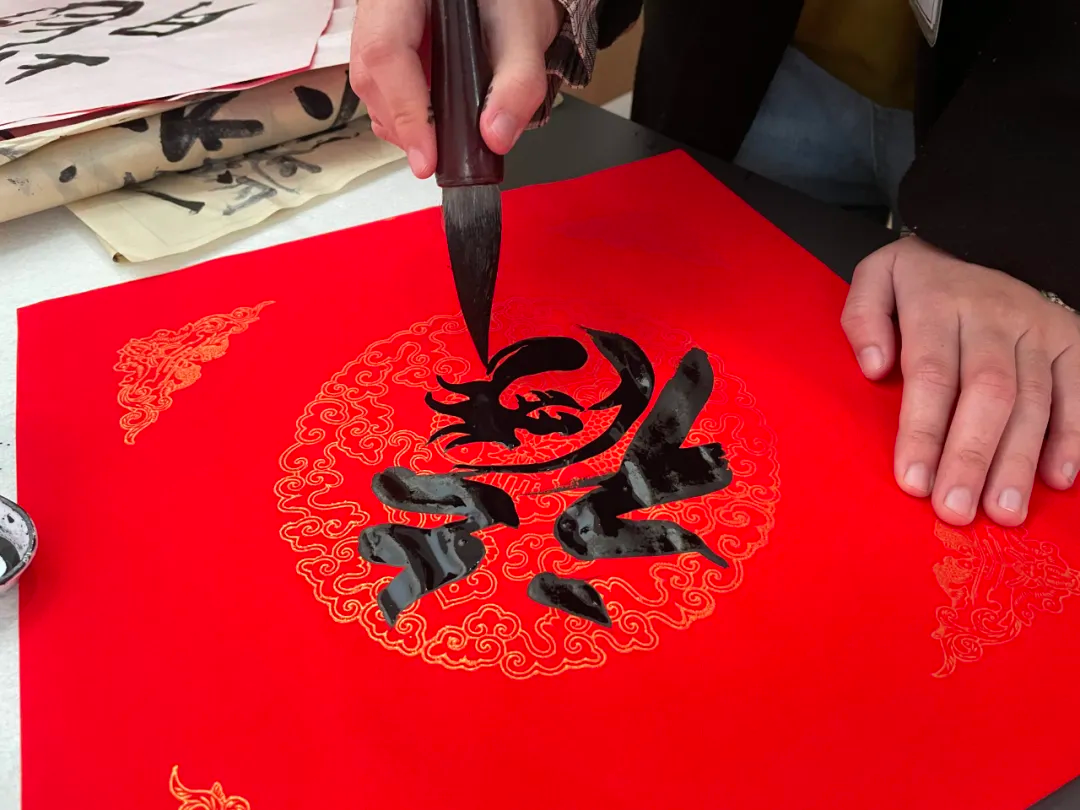 Waving ink to welcome the New Year, calligraphy conveys blessings